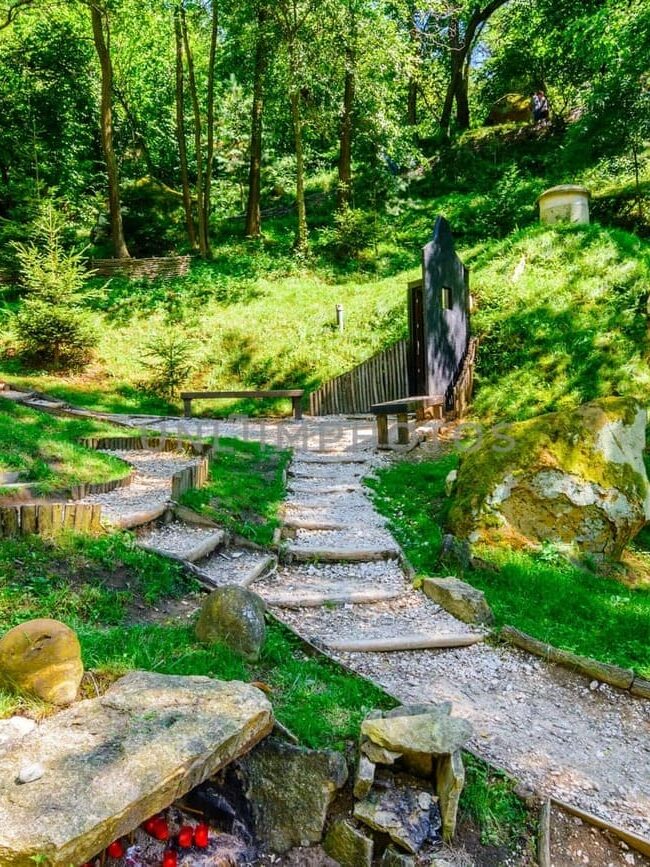 Templul săpat în piatră de lângă Brașov - OanaPustiu.com